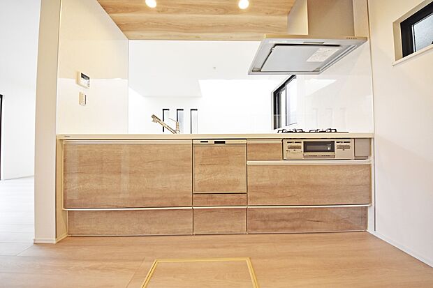 【リビング】豊かな光が照らすこの場所は、たわいもない会話を楽しみ、ゆったりとした時間を過ごす場所。家族の日常が刻まれる大切な空間です。（１号棟）