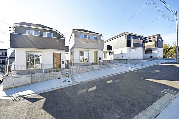 【前面道路含む現地写真】開放感があり、日当りも良好です!目の前に広がる開放感とゆとり、暮らしの夢を育む理想の住まいがここにはあります。