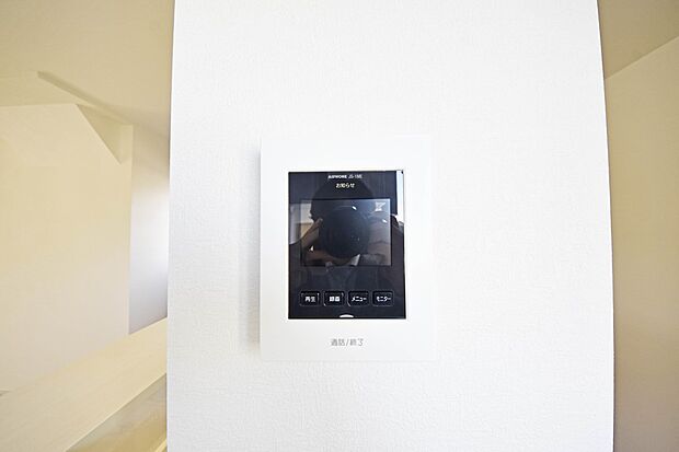 【モニター付きインターホン】来訪者が一目で分かるカラーモニターホンは日々の生活には欠かせない必需品です。お子様のお留守番にも心強い設備ですね!(4号棟)