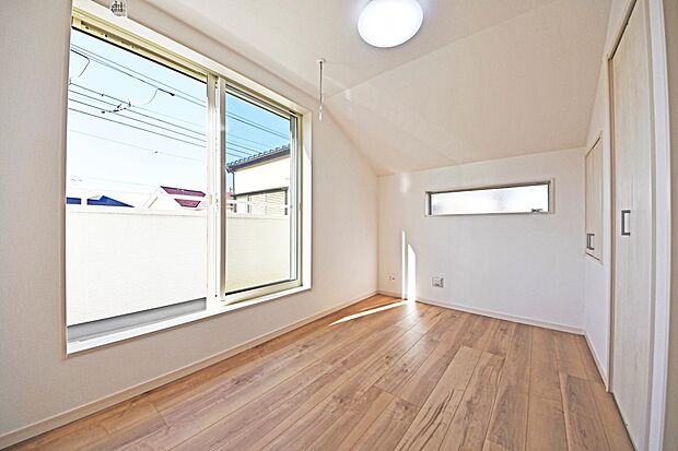 【リビング以外の居室】住まう方自身でカスタマイズして頂けるようにシンプルにデザインされた室内。自由度が高いので家具やレイアウトでお好みの空間を創り上げられます。(1号棟)