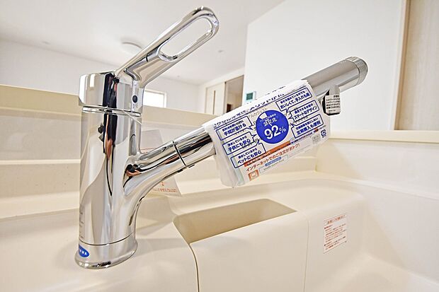 【浄水器内臓水栓】浄水器が標準設置されております。いつでもおいしい水が楽しめるほか、カルキ・溶解性鉛・農薬・カビ臭などの不純物を低減します。(1号棟)