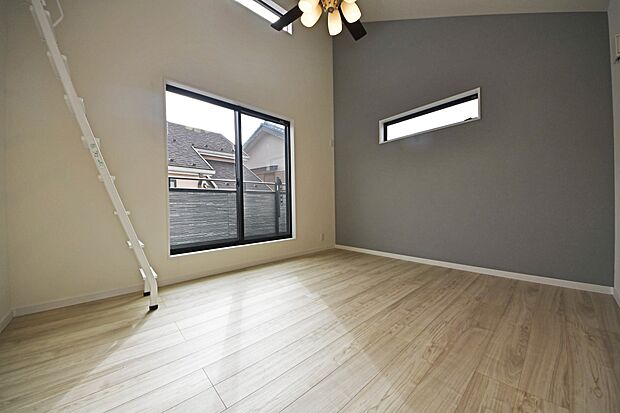 【リビング以外の居室】住まう方自身でカスタマイズして頂けるようにシンプルにデザインされた室内。自由度が高いので家具やレイアウトでお好みの空間を創り上げられます。