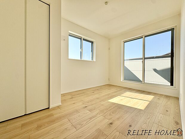 【リビング以外の居室】住まう方自身でカスタマイズして頂けるようにシンプルにデザインされた室内。自由度が高いので家具やレイアウトでお好みの空間を創り上げられます。