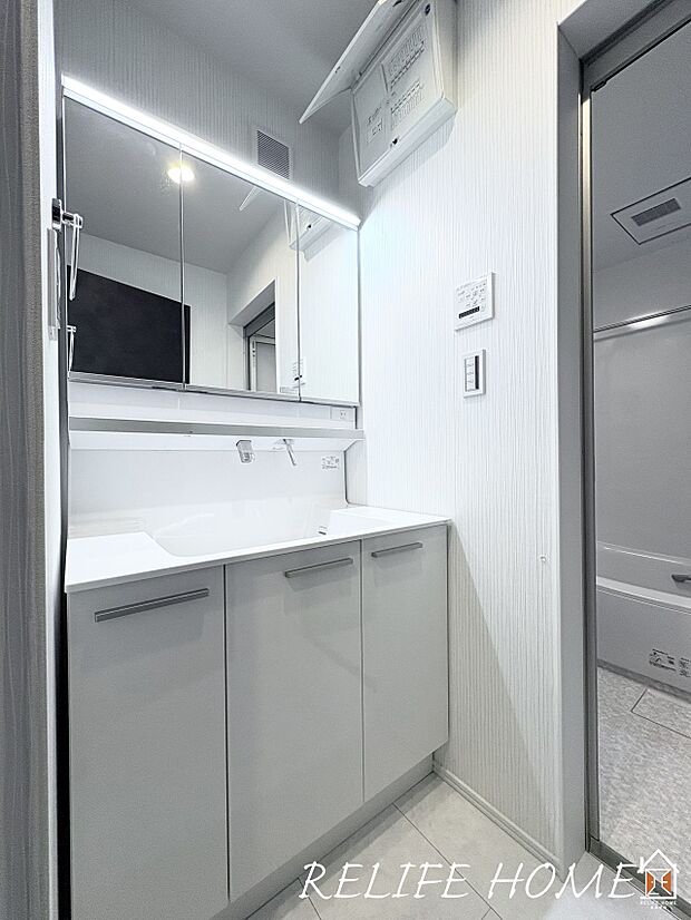 【洗面台・洗面所】■Styling Room■ 朝の身支度も快適スムーズになるゆとりの洗面スペース。ノズルを引き出して使えるハンドシャワー付水栓付きなので使い勝手が良く、お掃除もラクラクです。(5号棟)