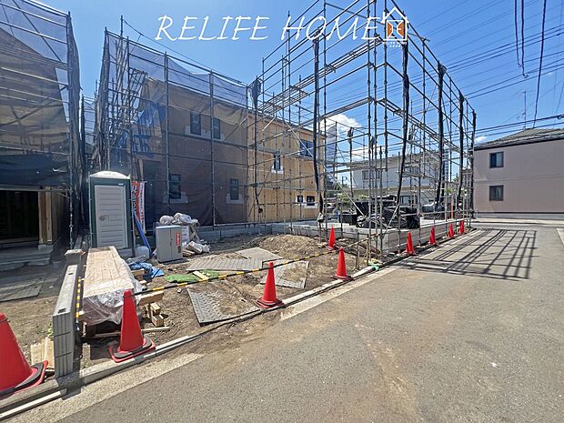 【前面道路含む現地写真】■Appearance■ 開放感があり、日当りも良好です!目の前に広がる開放感とゆとり、暮らしの夢を育む理想の住まいがここにはあります。