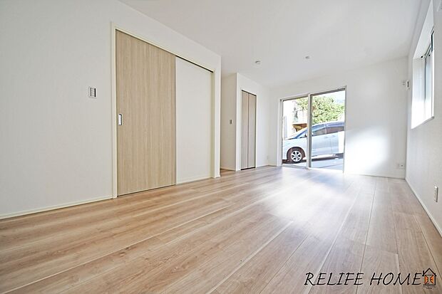 【同仕様写真(リビング)】【リビング施工例】柔らかな色合いのフローリングと清潔感の溢れるクロスが明るい空間を創り出しているリビング・ダイニング。