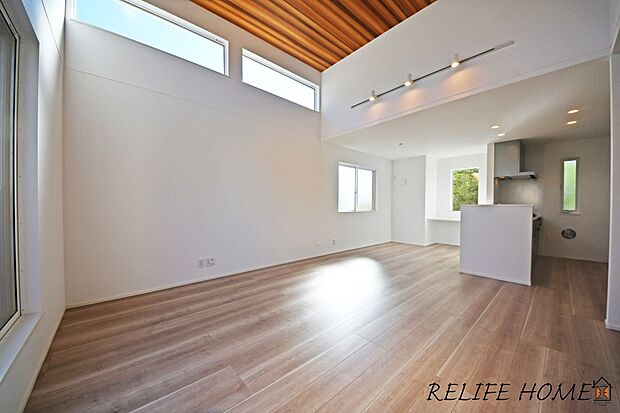 【同仕様写真(リビング)】【リビング施工例】豊かな光が照らすこの場所は、たわいもない会話を楽しみ、ゆったりとした時間を過ごす場所。家族の日常が刻まれる大切な空間です。