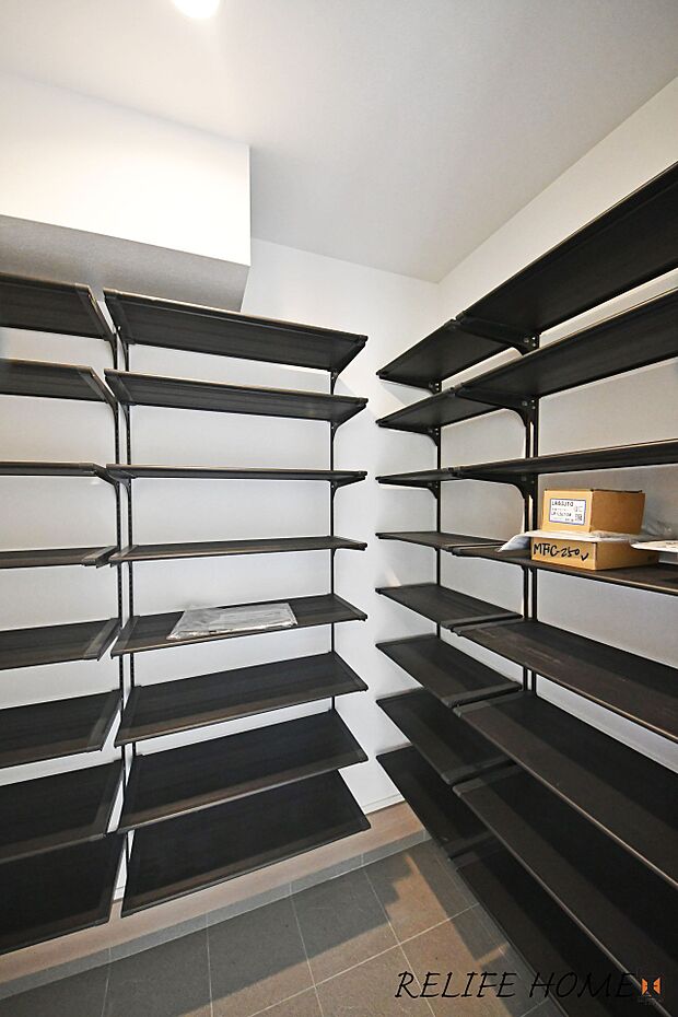 【同仕様写真(その他内観)】【シューズインクローク施工例】ベビーカーやお子様の外遊びのおもちゃ、ゴルフバックなどもすっきり収納できます。