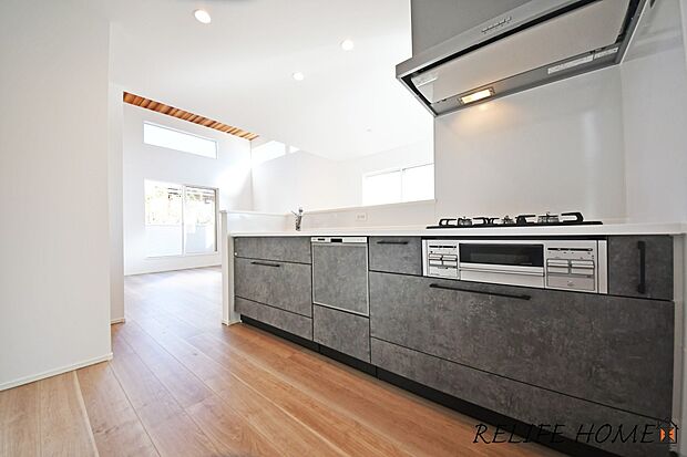 【システムキッチン】毎日のお料理を快適に！ 機能的なシステムキッチンで、作業効率が大幅アップ！三ツ口コンロや広い調理スペースで、本格的な料理もスムーズに。デザイン性も高く、おしゃれな空間で快適なキッチンライフ♪※施工例（