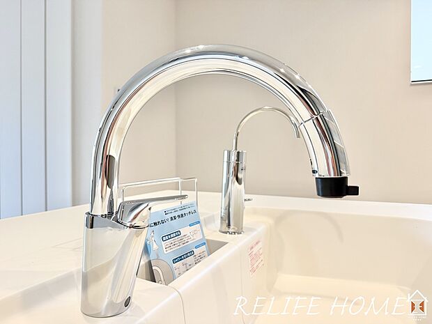 【浄水器内蔵水栓】浄水器が標準設置されております。いつでもおいしい水が楽しめるほか、カルキ・溶解性鉛・農薬・カビ臭などの不純物を低減します。（A号棟）