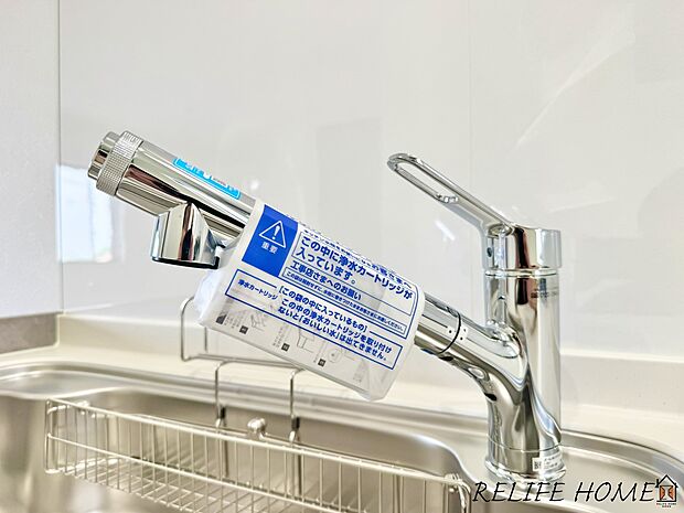 【浄水器内蔵水栓】浄水器が標準設置されております。いつでもおいしい水が楽しめるほか、カルキ・溶解性鉛・農薬・カビ臭などの不純物を低減します。（A号棟）