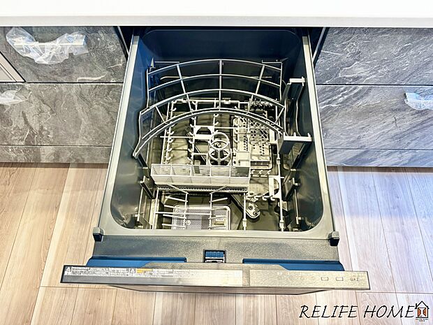 【食器洗い乾燥機】手洗いに比べ使用水量はごくわずか!手洗いよりも高い水温・パワフルな水流で洗うため手で洗いにくいものもお任せ♪手荒れの心配も解消いたします!
