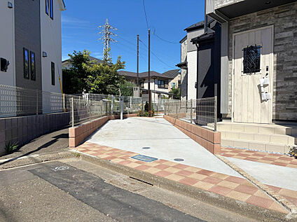 前面道路が6mなので駐車もラクラク！！