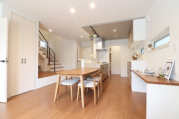 【No.12 LDK】キッチンとダイニングが横並びに配置されているため、配膳や片付けがスムーズで、家事効率が格段にアップします。料理中も家族との会話が途切れることなく、コミュニケーションを育むことができます。