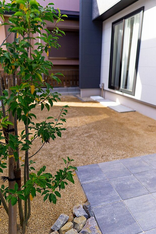 【南面庭スペース】これからどう使うか楽しみなお庭。家族の趣味や遊びのスペースに。