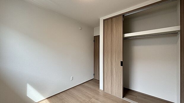 【2F 洋間】南向きの洋間は、明るい光が差し込み心地よい空間に。クローゼットには扉を設け、日常の物もすっきり収納でき、見た目も整った印象です。