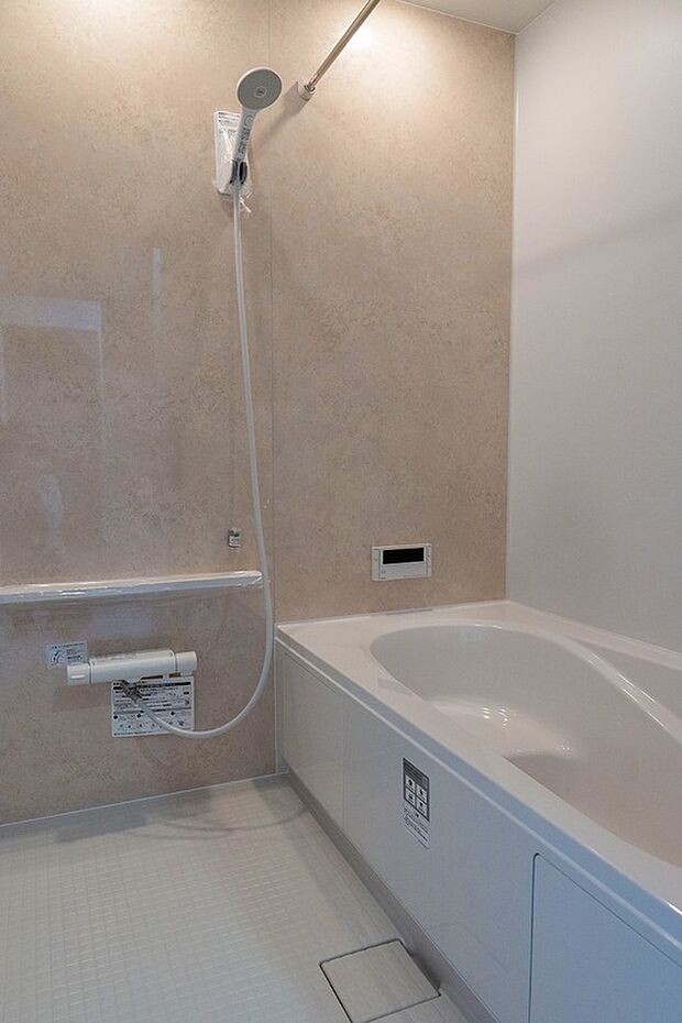 【浴室】柔らかなベージュのパネルがリラックスタイムを演出。ミラー、棚、シャワー位置をマグネットで自由にレイアウト変更でき、自分好みの快適なバスタイムを実現。