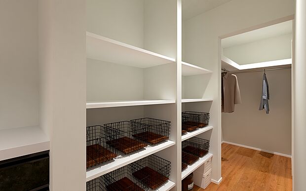 【キッチン横に大容量の可動棚パントリー】高さ調整可能な可動棚で、食品や日用品を無駄なく収納。キッチン横にあり、料理中の出し入れも便利で常に片付きます。