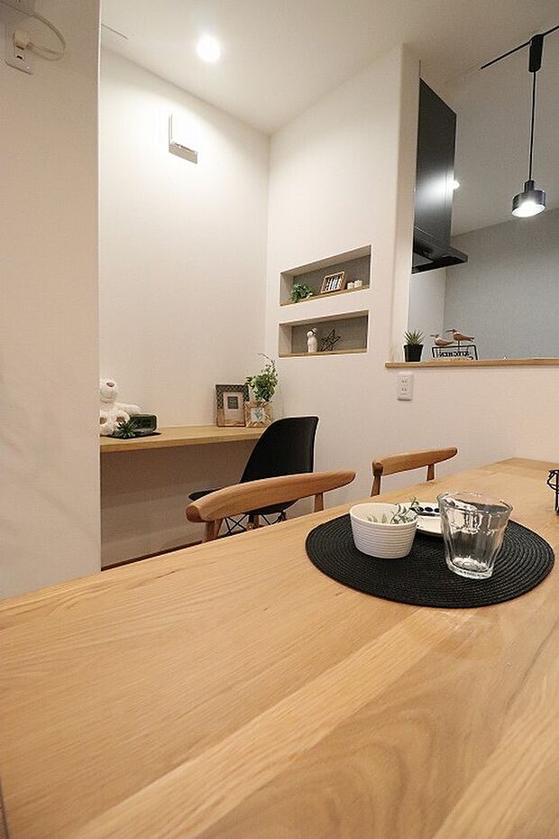 【PC作業や宿題にぴったりのワークスペース】ダイニング横に便利なカウンターを設置。小物を飾れるニッチも備え、在宅ワークやお子様の学習場所としてマルチに活躍します。