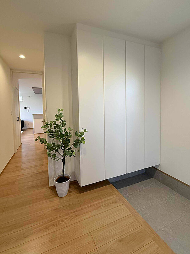 靴や外出用品をまとめて収納できる玄関収納。玄関まわりをすっきり保てるため、来客時にも気持ちよく迎えられます。日常使いしやすい収納量もポイントです。