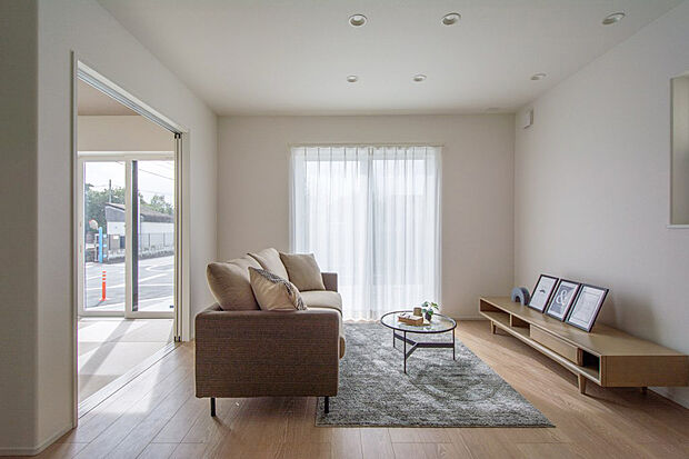 大きな窓から光が差し込むリビング。家族が自然と集まり、笑顔あふれる時間を育みます。