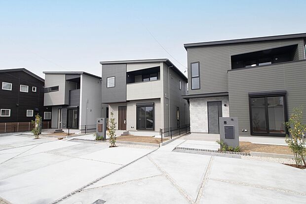 【No.1・2・3号棟 外観】
落ち着いた雰囲気の分譲地内で、敷地内には駐車3台分を確保。コンビニまで徒歩約4分と、毎日の買い物や急な用事にも便利な立地です。