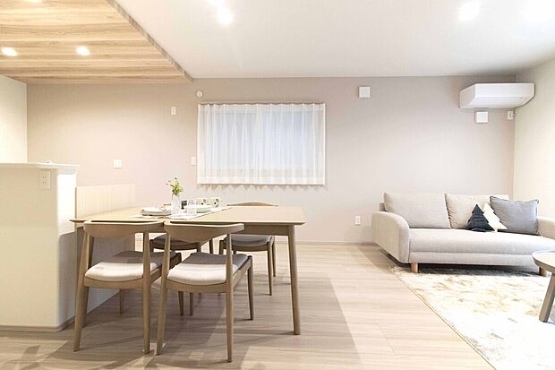 【No.1号棟 リビング】
大きな窓から光がたっぷり入る明るいリビング。家族が自然と集まる心地よい空間で、ソファに座ってくつろぐ時間も特別に感じられます。