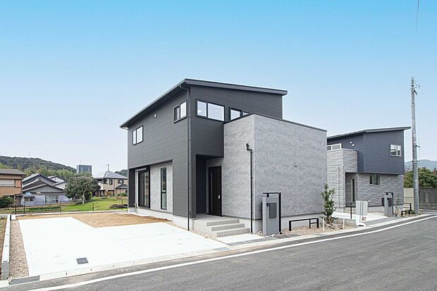 【No.10号棟　外観】
落ち着いた街並みに映えるスタイリッシュな外観デザイン。宅配ボックス付きで共働き世帯にも嬉しい住まいです。