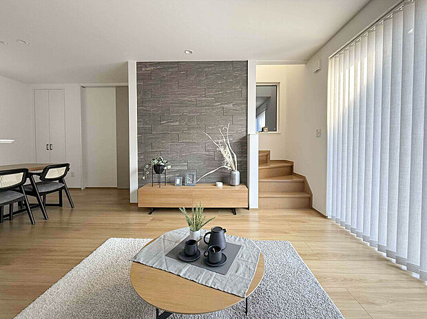 【明るさを感じるリビング】大きな窓から光が入り、日中は明るく心地よいリビング。くつろぎの時間も家族団らんも、ゆったりと楽しめる空間です。