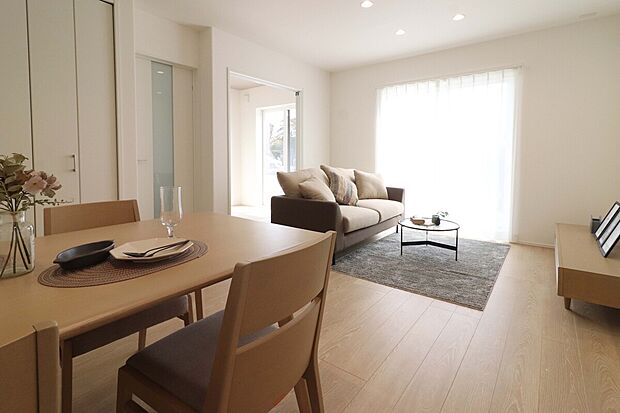 【リビング】大きな窓から光があふれるリビング。家族の笑顔が自然と集まる心地よい空間です。