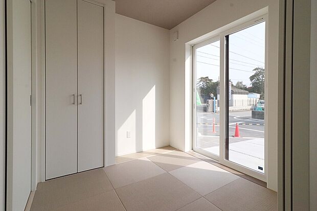 【タタミコーナー】お子様のお昼寝や遊び場にぴったり。家事をしながら見守れる安心の畳スペースです。