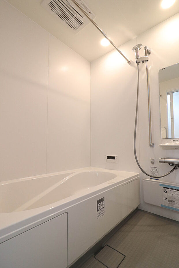 【浴室】清潔感あふれるバスルーム。お子様と一緒に入ってもゆったり過ごせ、毎日の疲れを癒してくれます。