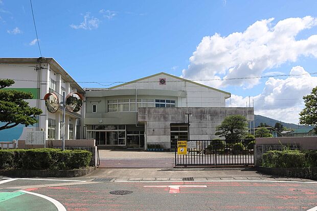 東郷西小学校(約75m)