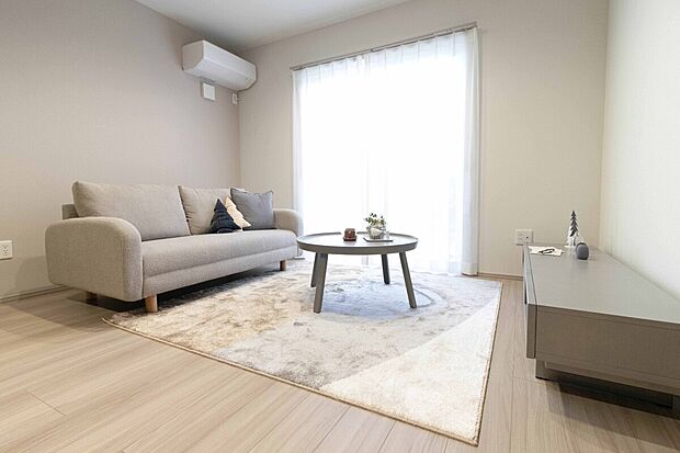 【No.1号棟　リビング】大きな窓から光がたっぷり入るリビング。お子さまがのびのび遊べて、家族でくつろぐ時間がもっと心地よくなります。