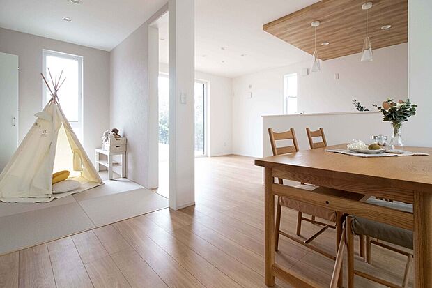 【No.10号棟　ダイニング＋タタミコーナー】ダイニング横には畳コーナーを配置。お子様の遊び場やくつろぎスペースとして使え、家族の気配を感じながら過ごせるあたたかな空間です。