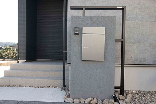 【No.10号棟　宅配ボックス】留守中でも荷物を受け取れる宅配ボックスを設置。共働きや子育て世帯の忙しい毎日を、しっかりサポートしてくれる便利な設備です。