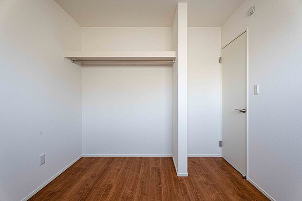 【収納付き洋室】収納付きの5.2帖洋室。家族それぞれの個室として使いやすい空間です。