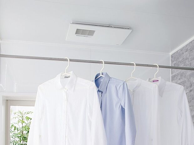 【■浴室暖房換気乾燥機】浴室と脱衣所の温度差を解消するだけでなく、浴室の湿気を除去、お掃除もラクラク。もちろん、洗濯物を素早く乾かすので、細菌の繁殖や花粉の付着を抑制します。また、ガス式なので、電気式と比較しても、暖房や乾燥が短時間、ランニングコストも軽減します。(参考写真)