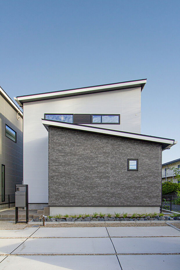 【【3次分譲 最終1邸】NO.12】外観はシックなグレー基調でスタイリッシュ。3台駐車可能な広々駐車スペース、便利な宅配ボックス、EVコンセントも完備。生活の利便性とデザイン性を兼ね備えた建物です。