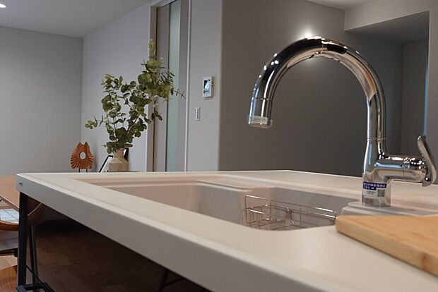 【MODEL HOUSE NO.5【キャンペーン開催中】】継ぎ目が目立ちにくく、スタイリッシュな仕上がりの大理石ワークトップ。シンクも一体成型され、美しく豊かなキッチン空間に彩ります。