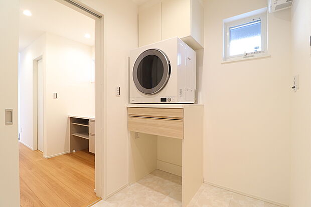 【K1-2 ランドリールーム(脱衣室兼)】脱衣室にはガス衣類乾燥機「乾太くん」設置済み。室内物干しもある為、完全に室内で洗濯を完結可能です。