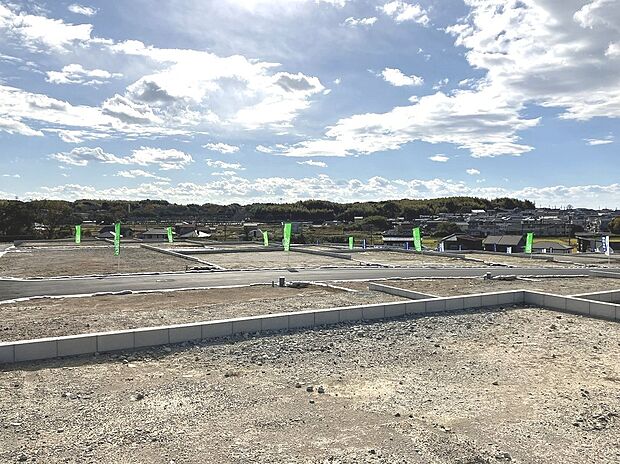 現地写真(2024年12月10日撮影)。南垂れ・ひな壇の日当たりのよいエリア。知多西産業道路まで7分。東海市、名古屋まで好アクセスです。