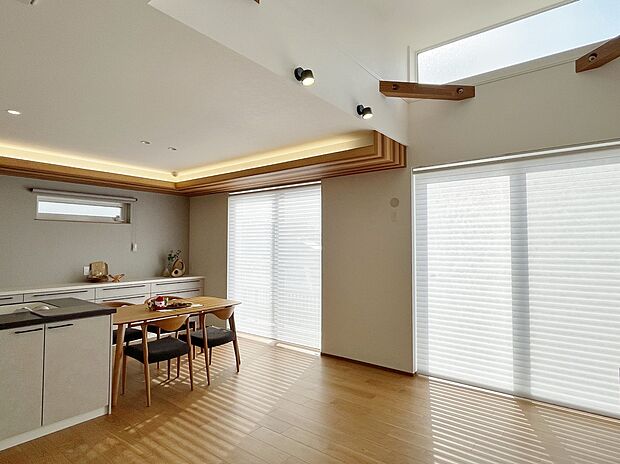 【リビング】
18.2帖のLDKに2.3帖の階段下「ヌック」スペースを設けたLDK。ハーフ吹き抜けで天井が高く、心地良い空間です。