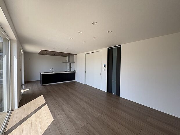 B1　リビング
19.0帖のワイドなLDK。ダイニングとリビングの2面に
床暖房を備えています。