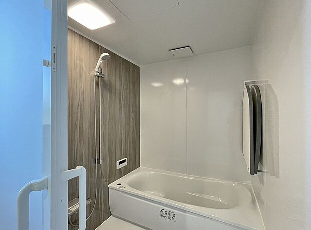 【システムバス　― [TOTIO/サザナS 1618]―】シンプルでスタイリッシュなデザイン。一般的な浴室(1616サイズ)と比べて20cm広いため、ゆったりとくつろげる空間を実現します。
※image photo