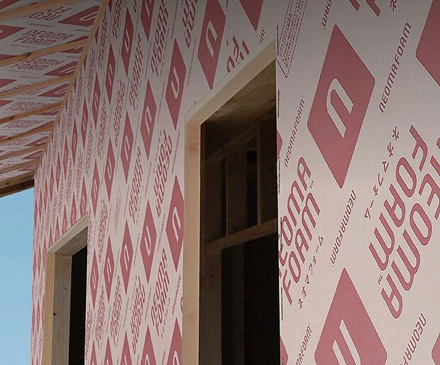 【まるごと外断熱】注文住宅仕様のモデルハウスです。壁だけでなく屋根裏や床下まで断熱材で囲む『まるごと外断熱』は温度変化を抑えるだけでなく、構造体を長持ちさせます。