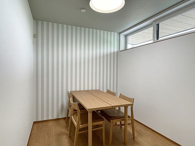 【2階洋室】4.9帖のベッドルーム。成長とともに増える本棚やデスクの配置もしやすい窓の高さ。