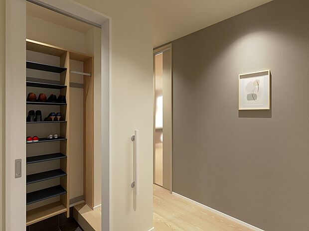 【【B-2】玄関】玄関には扉付きのシューズクロークを備え、急な来客時も生活感を見せずにスッキリと迎えられます。大容量の収納には、アウトドア用品やお子さまの部活道具などをまとめてしまえてお片付け上手に。