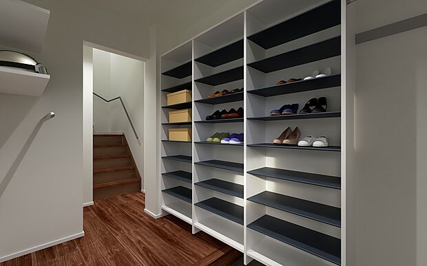 【【No.45】シューズクローク】衣類やバッグをゆったり整理できるウォークインクローゼット。朝の身支度もスムーズに整い、季節物までしっかり収まるから住まい全体をすっきり保てます。