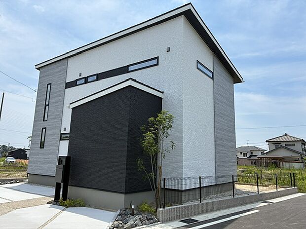 【現地外観写真　C-1】「高耐候仕様」の家。塗り直しなど、従来10年サイクルで訪れる大規模なメンテンナンスが30年間不要。10年後・20年後の手間と費用を省けます。